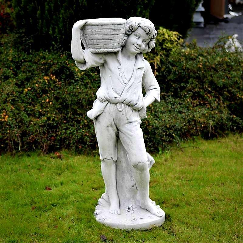 Chłopak z koszem na ramieniu