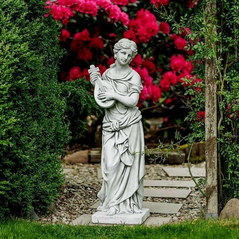 Figura Elpidia z mandoliną