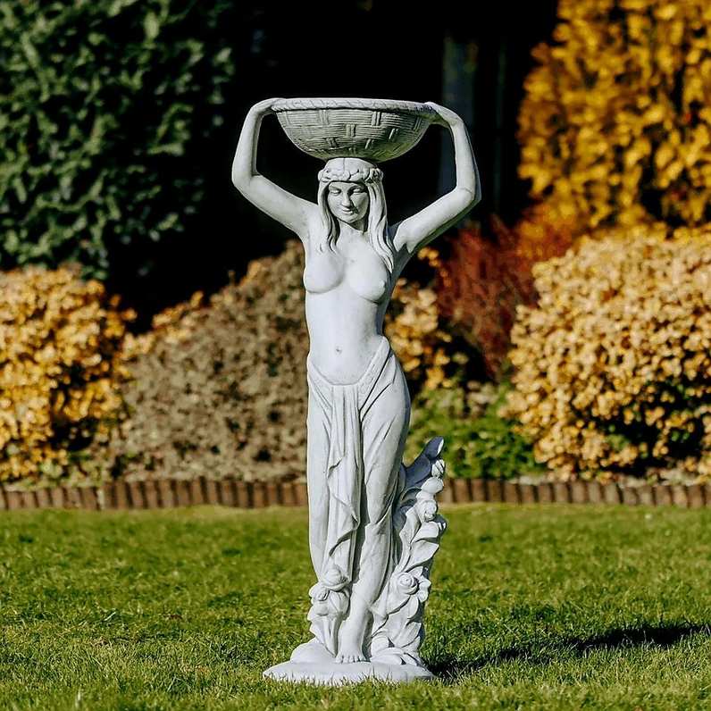 Figura Kobieta niosąca wazę nad głową