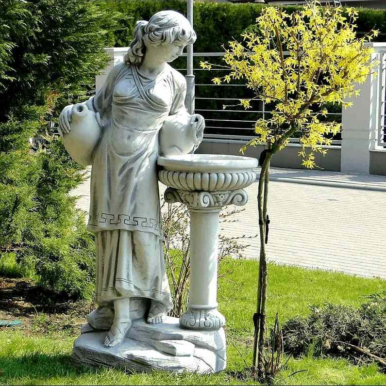 Kobieta oparta o paterę