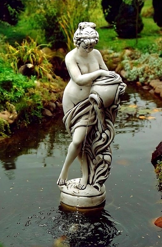 Figura Kobieta z dzbanem