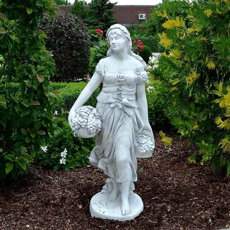 Figura Kobieta z koszami winogron