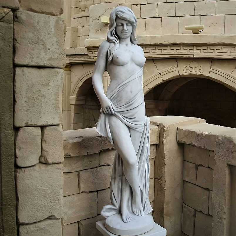 Figura Złotowłosa otulona szatą