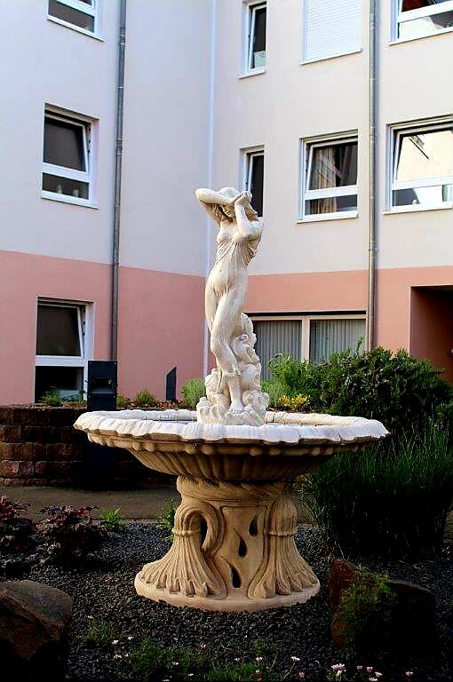 Fontanna Noemi widok boczny