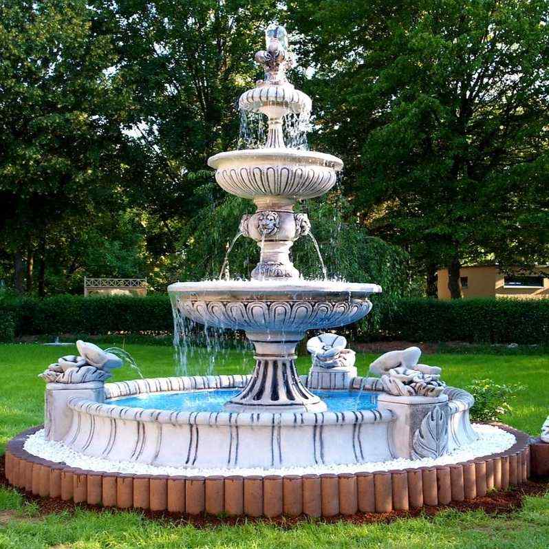 Fontanna Neptun widok boczny
