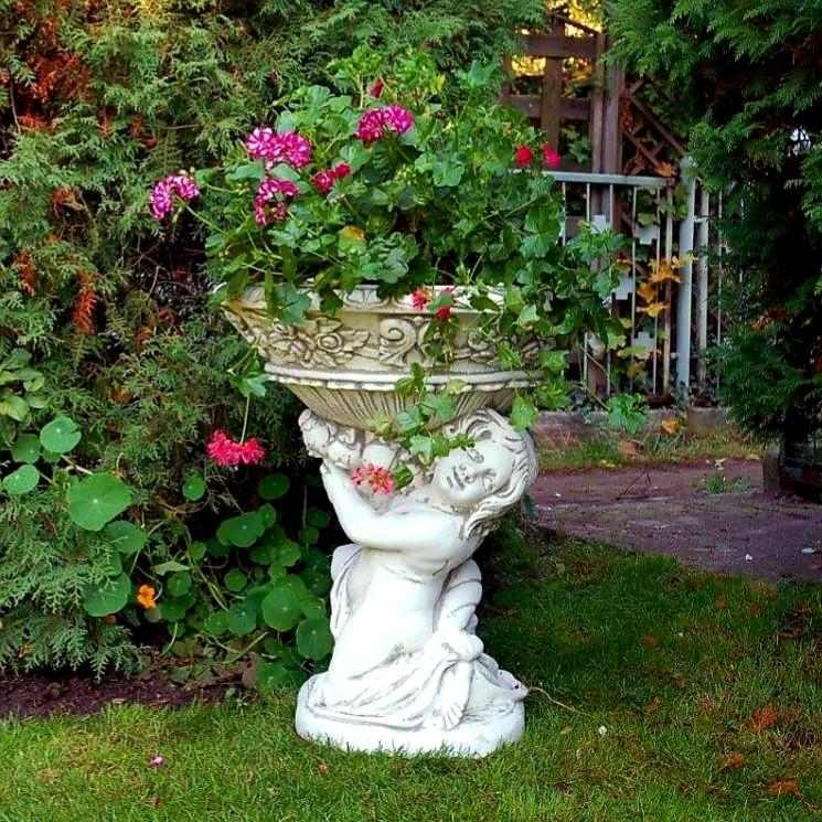 Klęczący Amor z misą