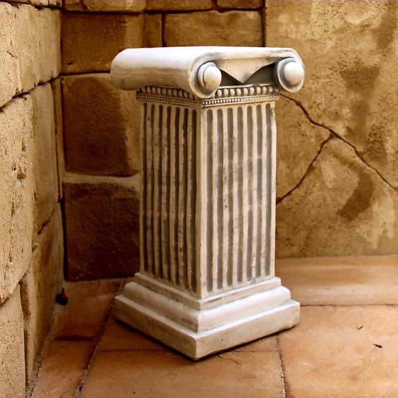 Postument kwadratowy z wolutą