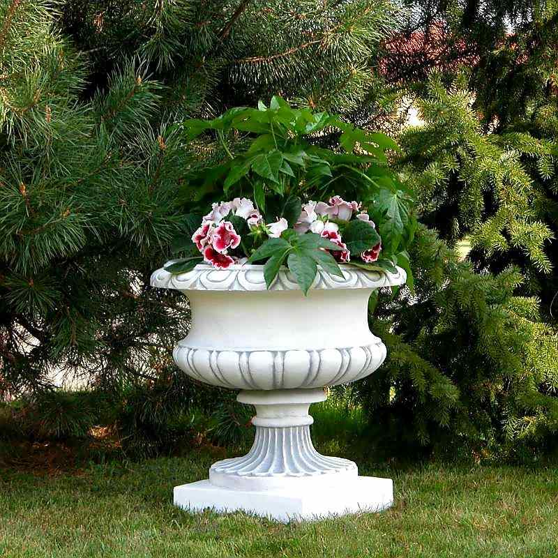 Zdobiony kielich na nóżce